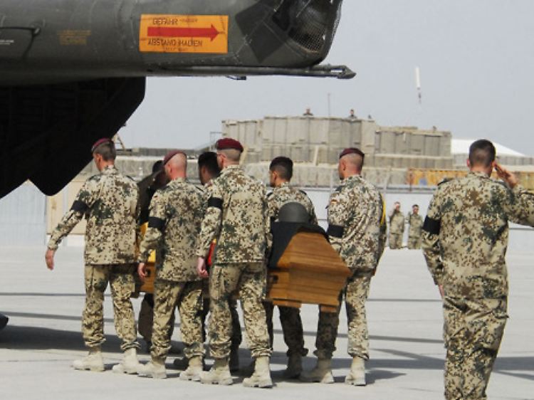 Der Sarg mit dem getöteten deutschen Soldaten wird zu einer Bundeswehrmaschine in Kundus gebracht.
