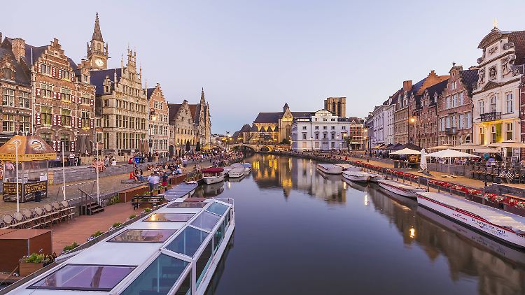Die Genter Grachten laden zur Flussfahrt auf der Leie ein.