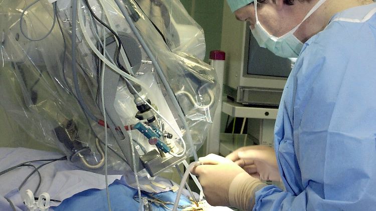 Bei einer Operation am Gehirn ist oftmals High-Tech dabei. 