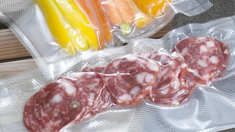 Nicht nur die Wurst an sich, sondern auch Weichmacher aus den Plastikverpackungen könnten zu Übergewicht führen.