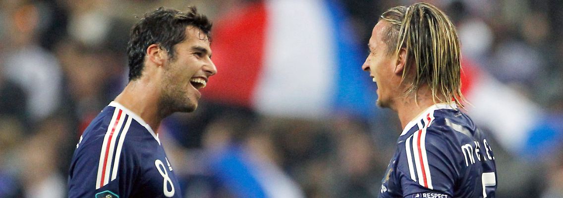 Frankreich gewinnt ein Heimspiel: Yoann Gourcuff feiert sein Tor mit dem Kollegen Philippe Mexes, rechts.
