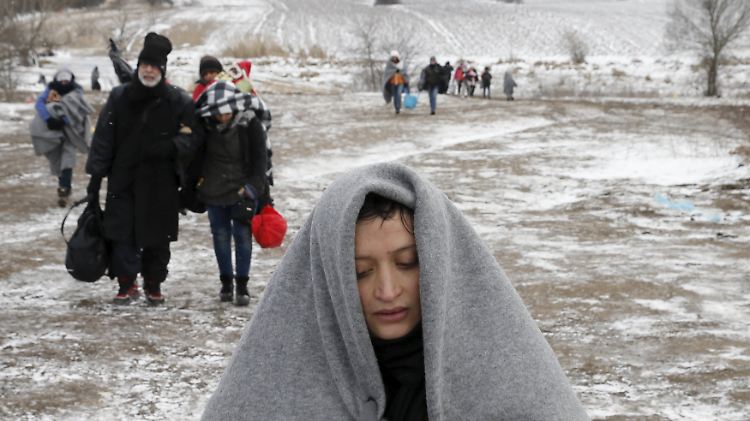Die Flüchtlinge trotzen dem Winter an der Grenze von Mazedonien nach Serbien - und von dort weiter in Richtung Norden.