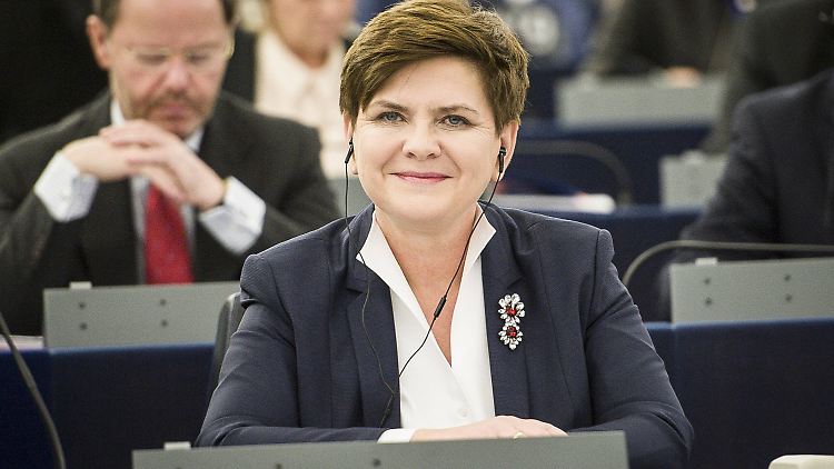 Das blaue Kostüm, in dem Szydlo vor die Europaparlamentarier trat, ist ihre "Kampfkleidung": So trat sie schon in den TV-Wahldebatten und am Wahlabend auf.