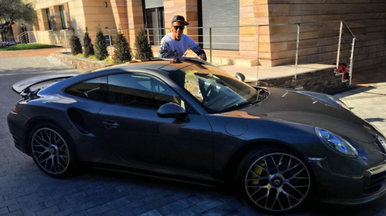 Cristiano Ronaldo freut sich über seinen neuen Porsche 911 Turbo S.