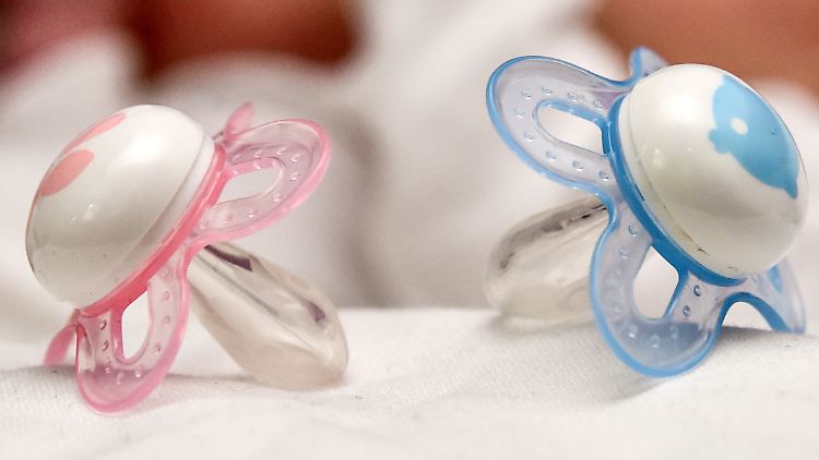 Den Schnuller sollte man nicht vergessen. Er kann das Baby während des Flugs beruhigen.