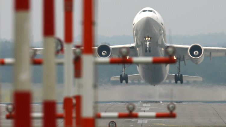 Die Preise für Kerosin sinken - doch die meisten Airlines geben die Ersparnisse nicht an die Kunden ab.