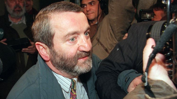 Wolfgang Schnur im Jahr 1996 auf dem Weg zu einem Gerichtstermin.