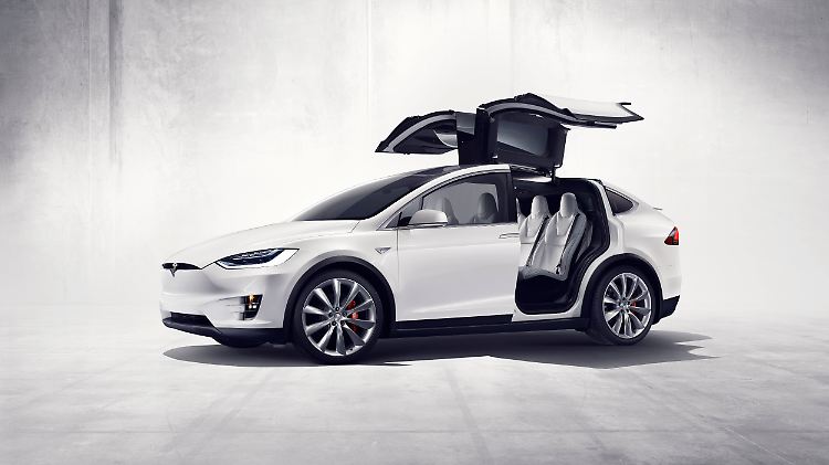 Ein besonderes Merkmal des Tesla Model X sind die Flügeltüren, sogenannte "Falcon Wings", über die man die zweite und dritte Sitzreihe besonders leicht erreicht.