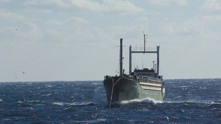 Die "Ezadeen" ist eines der sogenannten Geisterschiffe, mit denen Schleuser Flüchtlinge über das Mittelmeer transportieren.
