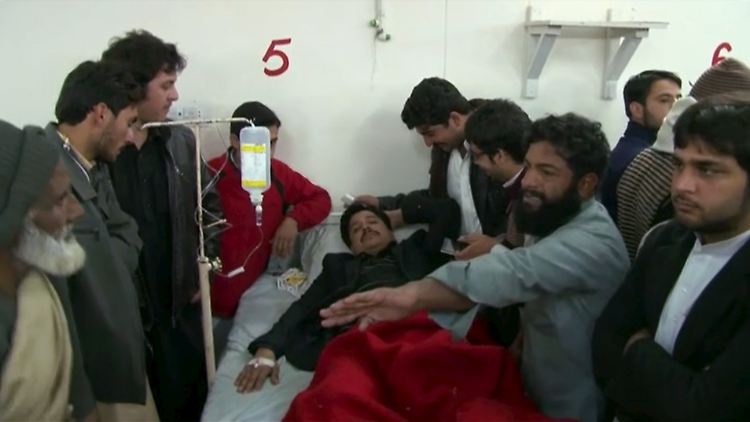 Ein Mann, der bei der Taliban-Attacke auf die Universität verletzt wurde, wird im Krankenhaus versorgt.