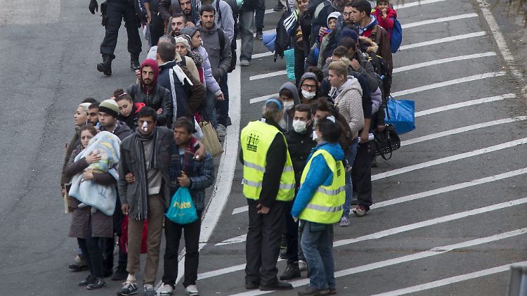 Flüchtlinge warten an der slowenisch-österreichischen Grenze nahe Spielfeld auf die Einreise nach Österreich.