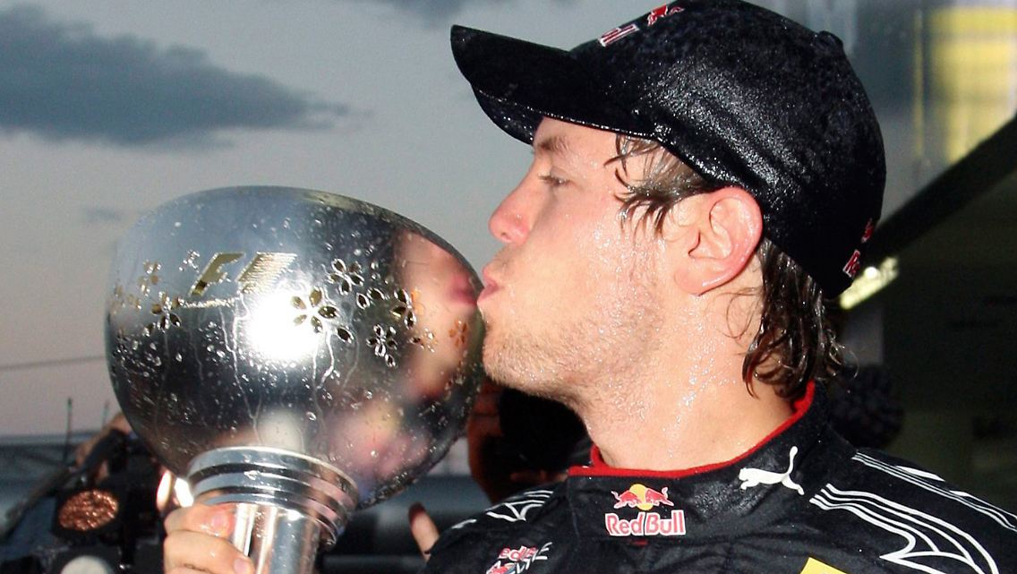 Hier küsst der Sieger: Sebastian Vettel.