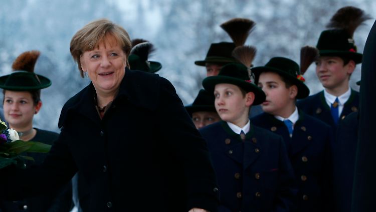 Kanzlerin Angela Merkel bei der bayerischen Schwesterpartei: Die CDU-Chefin wird sich von der CSU-Landtagsfraktion viel Kritik anhören müssen.