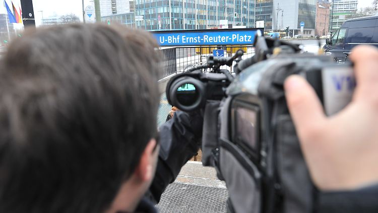 Ein Kameramann filmt am Eingang der U-Bahnstation Ernst-Reuter-Platz. Dort ereignete sich der tödliche Zwischenfall.