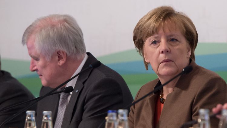 CSU-Chef Horst Seehofer und CDU-Chefin Angela Merkel tragen ihren Konflikt hinter verschlossenen Türen aus.