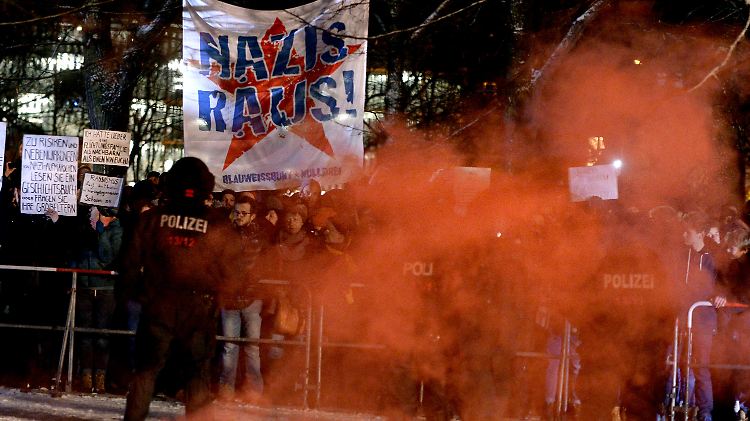 Die Pogida-Gegner hatten sich in zwei Lager geteilt, einem lauten und einem singenden, und von beiden Seiten die Ausländerfeinde eingekeilt.  