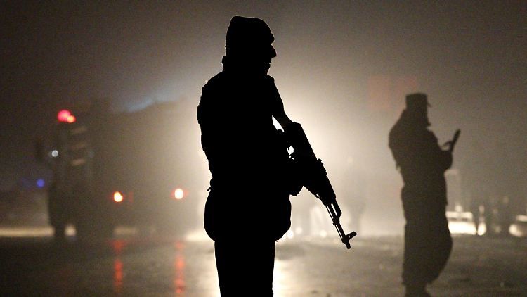Afghanische Soldaten sichern den Tatort rund um den TV-Sender.