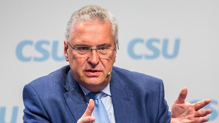 "Barvermögen und Wertsachen von Flüchtlingen können sichergestellt werden, wenn es mehr als 750 Euro sind", sagt Bayerns Innenminister Joachim Herrmann.
