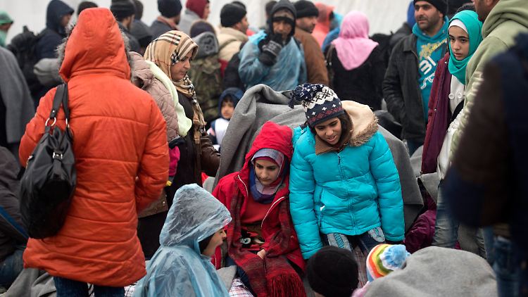 Flüchtlinge harren an der Grenze von Serbien nach Mazedonien aus.