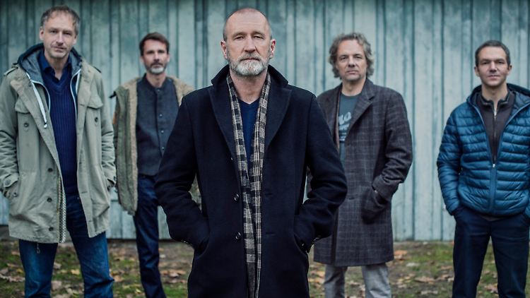Der "Club der toten Dichter": Tim Lorenz, Andreas Sperling, Reinhardt Repke und Markus Runzheimer (hinten, v.l.) mit Gastsänger Peter Lohmeyer.