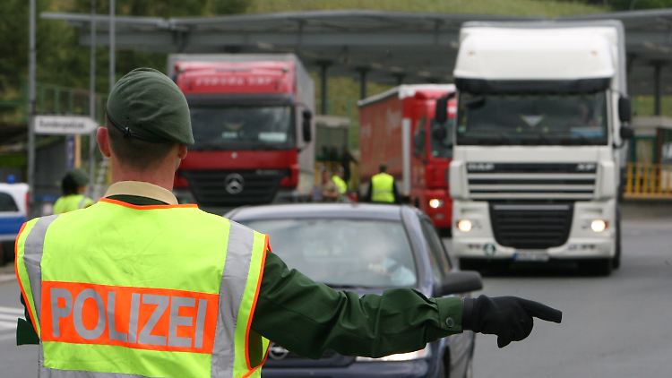Die Wiederaufnahme dauerhafter Kontrollen drohen den internationalen Warenverkehr auszubremsen: Hier ein Beamter an der deutsch-polnischen Grenze (Archivbild).