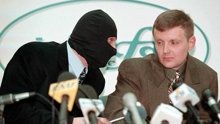Litwinenko bei einer Pressekonferenz 1998.