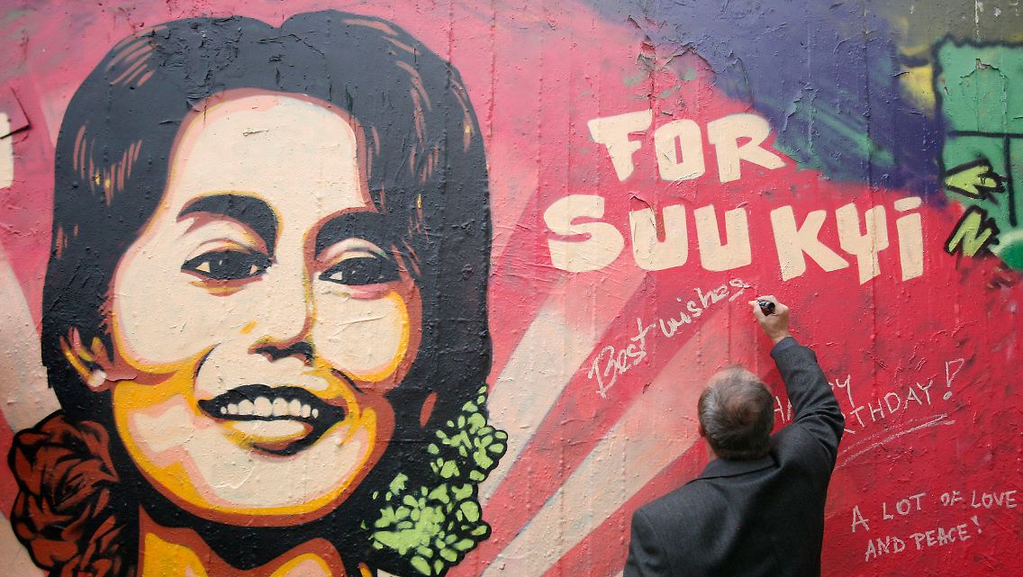 Feierte ihren 65. Geburtstag im Gefängnis: Friedensnobelpreisträgerin Aung San Suu Kyi.