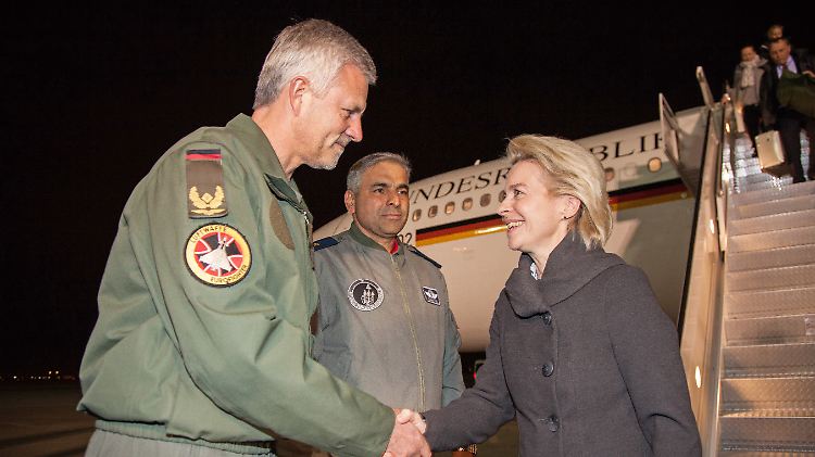 Ursula von der Leyen wird vom türkischen Brigadegeneral Bekir Ercan Van und vom deutschen Brigadegeneral Andreas Schick (l) begrüßt. 