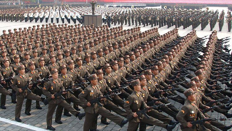Diktator Kim Jong Il steht eine der zahlenmäßig größten Armeen der Welt zur Verfügung. Der Süden ist jedoch technisch überlegen.