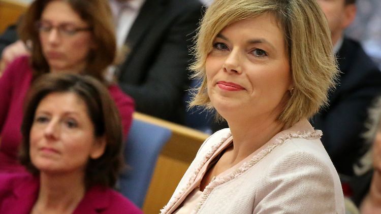 Sind sich uneinig: Julia Klöckner (vorne) und Malu Dreyer (l.) Im Mainzer Landtag.  