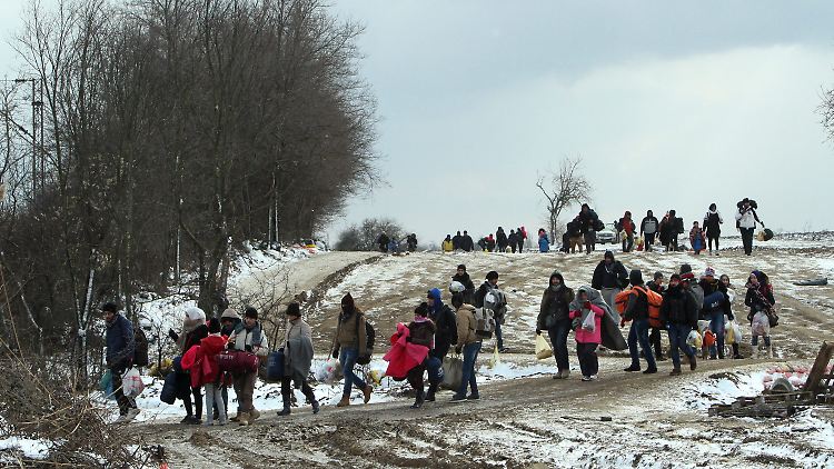 Bei Temperaturen deutlich unter null Grad laufen Flüchtlinge nördlich der serbisch-mazedonischen Grenze zu einem provisorischen Aufnahmelager.