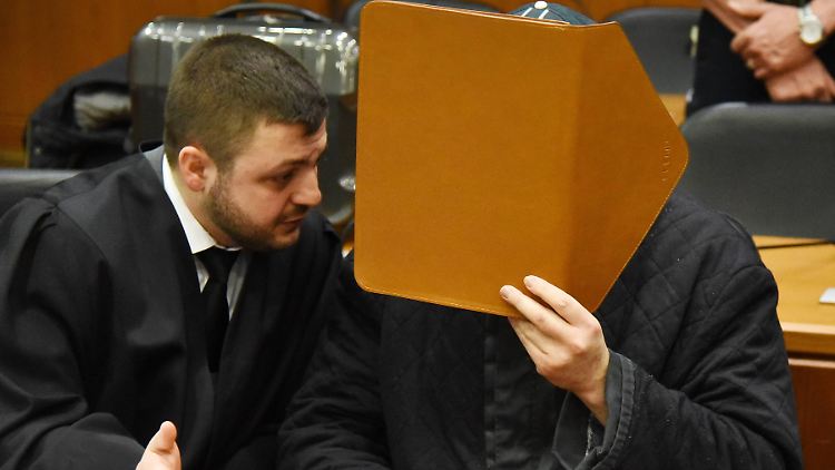 Der Angeklagte will sich vorerst nicht zu den Vorwürfen äußern. Anwalt Aydin beharrt darauf, Halil D. habe keinen Anschlag verüben wollen.