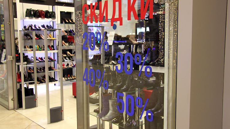 Viele russische Geschäfte locken selbst mit großen Rabattaktionen keine Kunden mehr an.