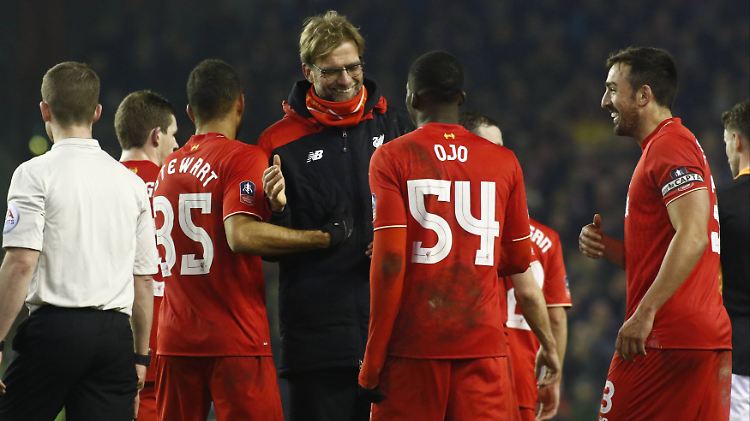 Gut gemacht: Jürgen Klopp und seine Schützlinge nach dem Sieg gegen Exeter.