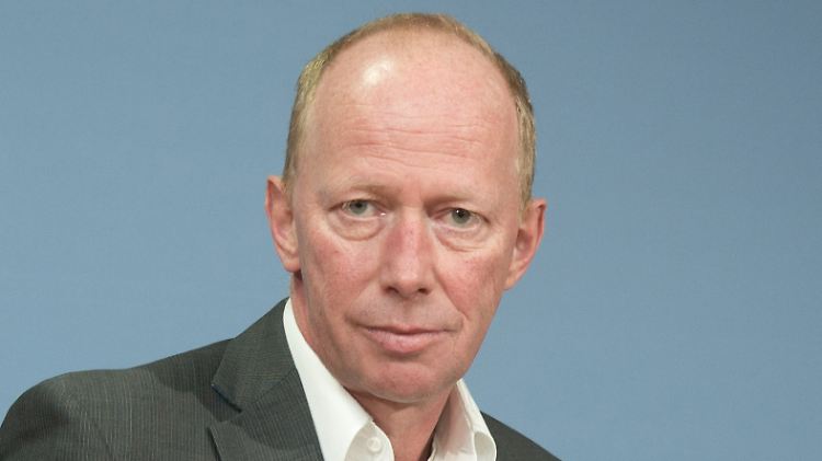 Andreas Müller ist seit über 20 Jahren Richter, die meiste Zeit davon arbeitete er als Jugendrichter in Bernau bei Berlin. Müller sieht sich politisch links, ist aber als Jugendrichter ein Hardliner, der vor einem zu laschen Umgang mit straffälligen Jugendlichen warnt. Sein erstes Buch trägt den Titel: "Schluss mit der Sozialromantik".   