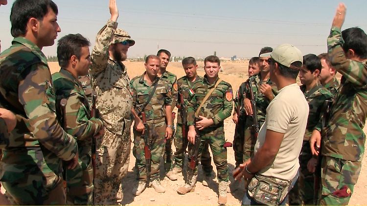 Bundeswehrsoldaten schulen bei Erbil kurdische Peschmerga.