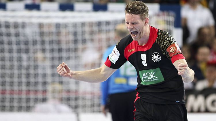 Die deutschen Handballer um Thorsten Reichmann kommen bei der EM ins Rollen.