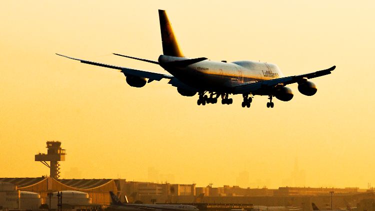 Eine 747-8 der Lufthansa beim Landeanflug auf Frankfurt: Künftig will Boeing nur noch eine halbe Maschine pro Monat produzieren.