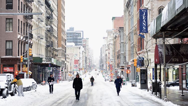 Vor fast genau einem Jahr wappnete sich die Ostküste schon einmal für einen kolossalen Schneesturm, der am Ende allerdings doch glimpflicher verlief als gedacht - wie dieses Foto aus New York zeigt.