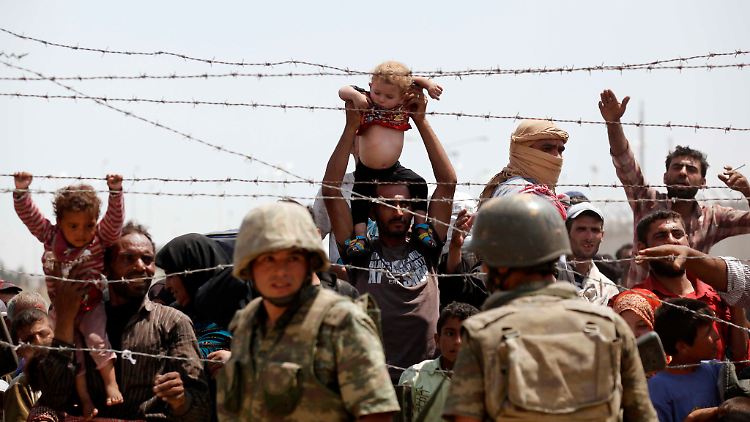 Flüchtlinge an der türkisch-syrischen Grenze: "Niemand kann von der Türkei erwarten, die gesamte Last alleine zu tragen."