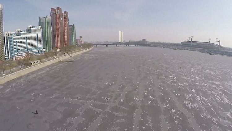 Eiszeit in Nordkorea: Der Taedong-Fluss in Pjöngjang ist bei winterlichen Extremtemperaturen beinhart zugefroren.