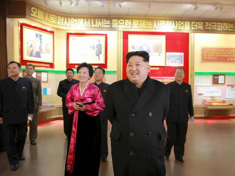 Kim Jong Un bei einem Besuch des neuen "Museums der Bewegung": Spionage, Sabotage oder "Umsturzpläne" ahndet das Regime in der Regel mit brutalen Haftstrafen.