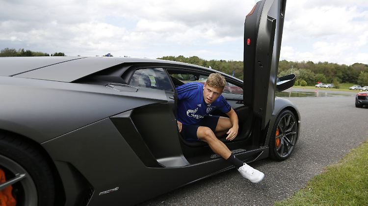 Schalke-04-Profi Max Meyer bei einem Sicherheitstraining mit einem Lamborghini Aventador im August 2014.
