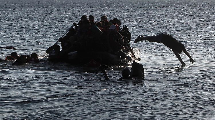 Ein sinkendes Boot vor einer griechischen Insel.