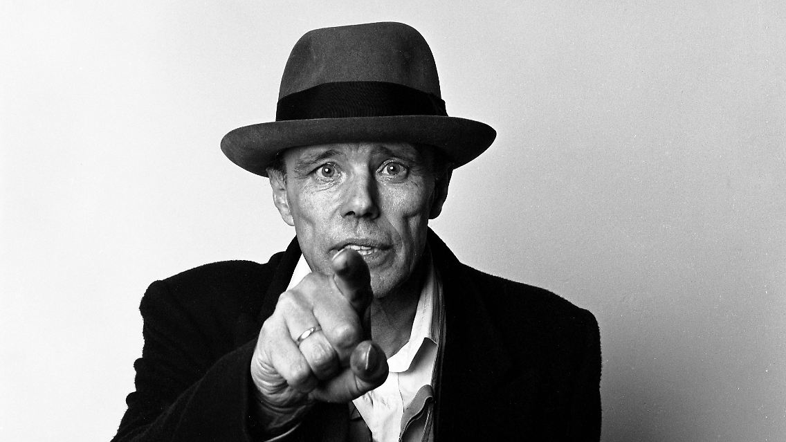 J wie "Jeder Mensch ist ein Künstler": Der zentrale Satz in Beuys' künstlerischem Kosmos.