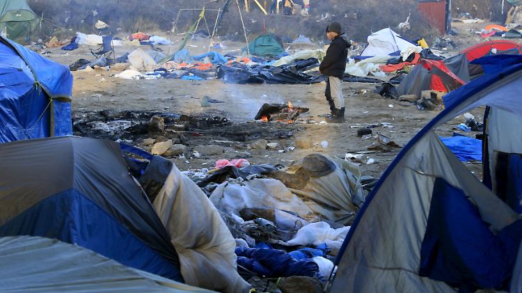 Die Lebensbedingungen für Flüchtlinge in Calais sind katastrophal, nur am offenen Feuer finden sie Wärme.