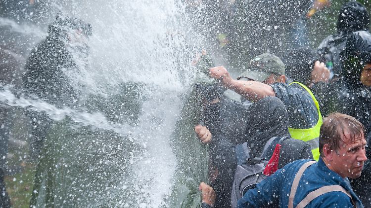 Konfrontation im Stuttgarter Schlossgarten - womöglich das Ende für Wasserwerfer in der Landeshauptstadt.