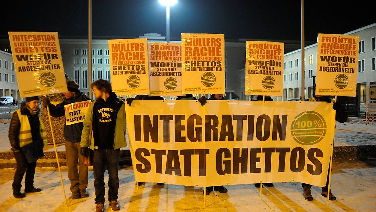Schon vor der Bürgerversammlung Tempelhofer Feld machen Demonstranten ihre Haltung klar.
