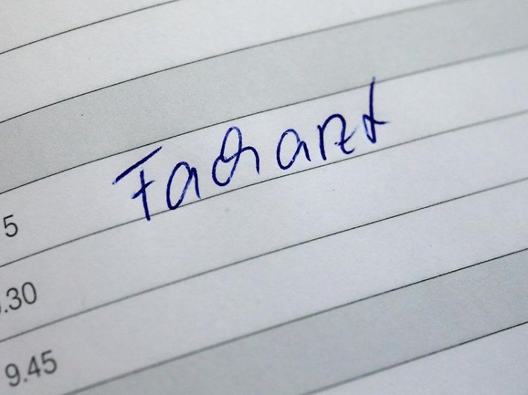 Die Terminservicestellen der Kassenärztlichen Vereinigungen, sollen dafür sorgen, dass gesetzlich versicherten Patienten nicht länger als vier Wochen auf einen Facharzttermin warten.