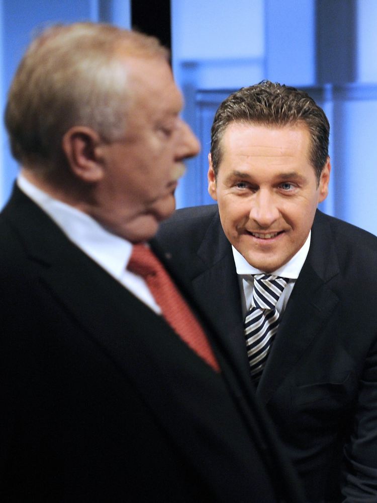 Bürgermeister Häupl schaut irritiert, FPÖ-Chef Strache freut sich über den Erfolg seiner Partei.
